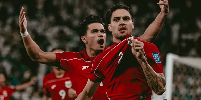 Pesepak bola timnas Indonesia Kevin Diks (kanan) bersama rekannya Ragnar Oratmangoen (kiri) berselebrasi usai mencetak gol penalti ke gawang Arab Saudi.