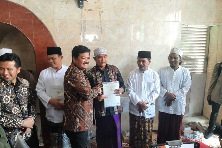 Menteri Hadi Tjahjanto menyerahkan 11 sertifikat wakaf kepada pesantren di Surabaya, Rabu (31/1/2024).