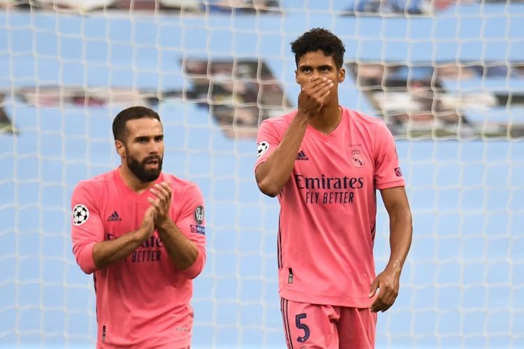 Raphael Varane (kanan) dalam pertandingan Man City vs Real Madrid pada leg kedua babak 16 besar Liga Champions di Stadion Etihad, Sabtu (8/8/2020). 