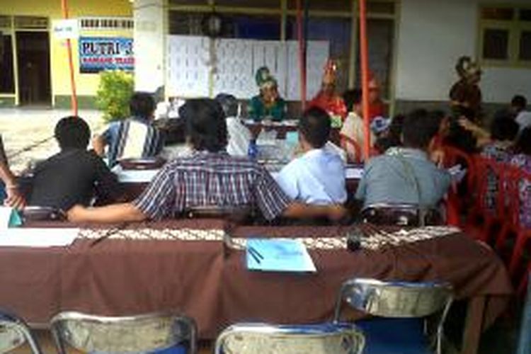 Suasana di TPS yang menggunakan Panti Pijat di Kota Batu, Jawa Timur. Para pemijat di Panti Pijat setempat jadi penerima tamu.Rabu (9/4/2014).
