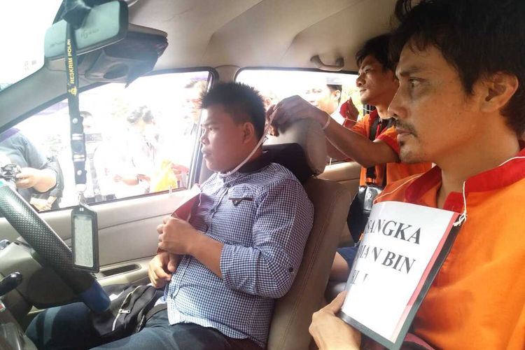 Rekontruksi pembunuhan Ruslan Sani (43),sopir taksi online yang tewas dibunuh oleh dua penumpangnya sendiri yang digelar di Polrestabes Palembang, Selasa (4/2/2020). Saat rekontruksi berlangsung, keluarga korban sempat emosi dan memukuli dua pelaku.