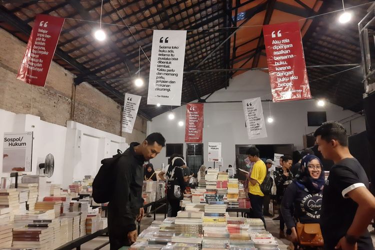 Suasana pengunjung patjarmerah - Festival Kecil Literasi dan Pasar Buku Keliling Nusantara” di gedung Soesman Kantoor, kawasan Kota Lama Semarang, Minggu (1/12/2019)