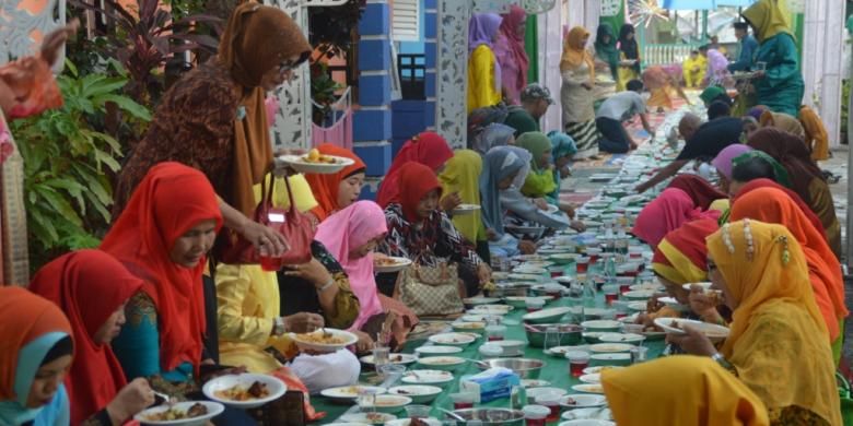 Tradisi makan bersama atau di kalangan masyarakat Melayu disebut Saprahan di Jalan Iman Bonjol, Gang Ramadhan, Kelurahan Bansir Laut, Pontianak, Kalimantan Barat.