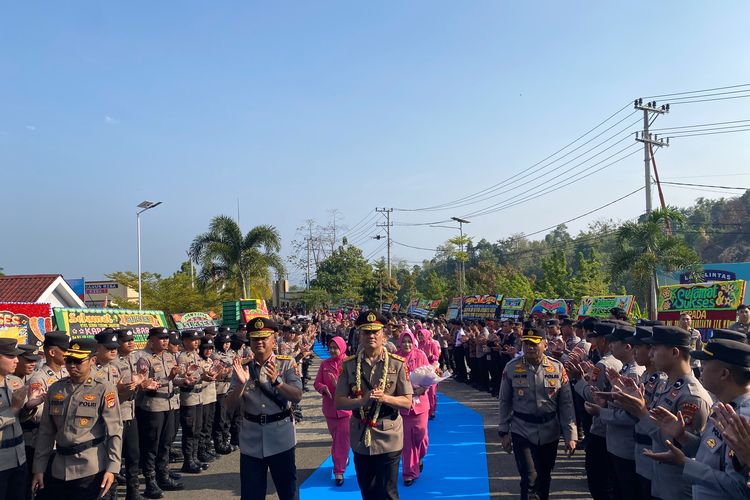 Dua Minggu Menjabat Kapolda Sulbar, Irjen Totok Suharyanto Mutasi 223 Personel ke 6 Polres