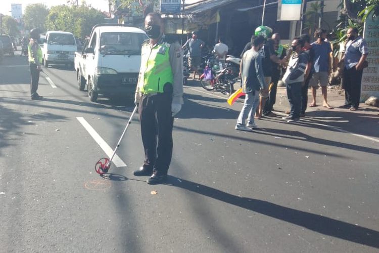 Polisi melakukan olah TKP kecelakaan lalu lintas di Jalan Raya Sesetan, Denpasar. 