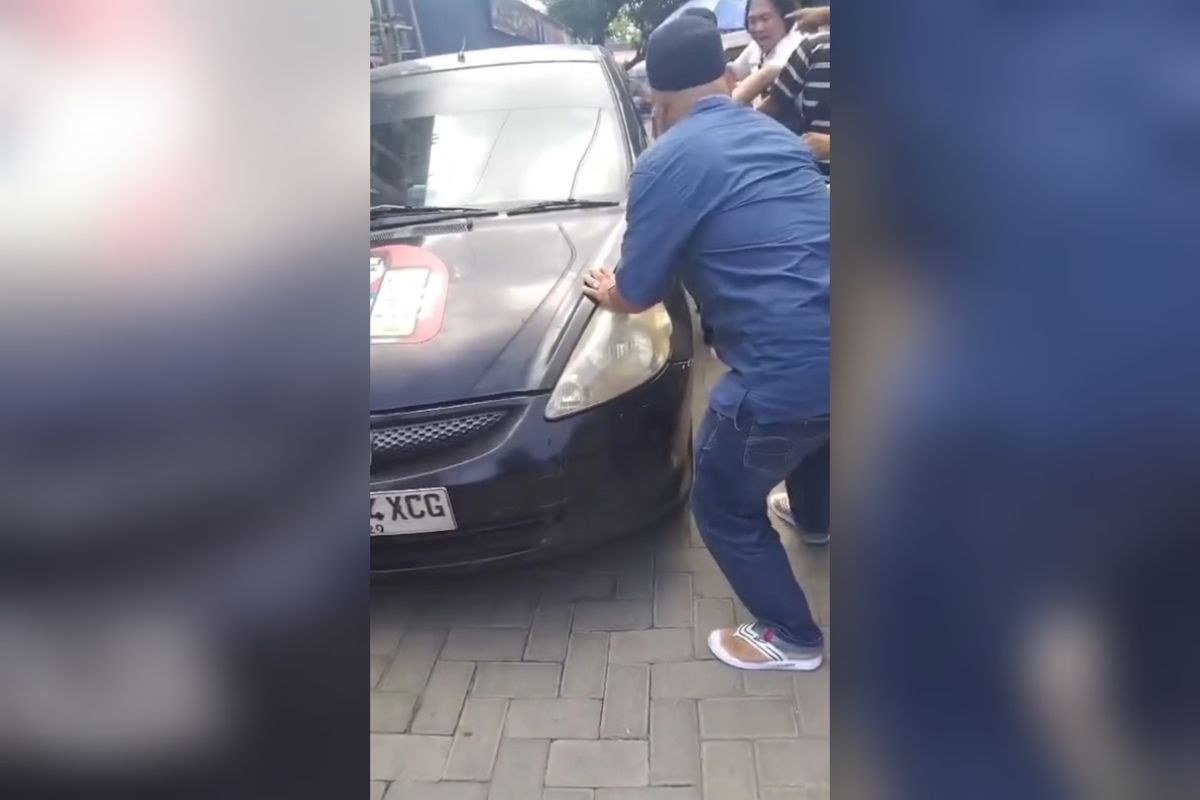 Warga yang mengerumuni sebuah mobil usai diduga menabrak bocah perempuan di bilangan Jalan Sunu, Kecamatan Tallo, Kota Makassar, Sulawesi Selatan (Sulsel), pada Senin (6/4/2026) sekitar pukul 09:30 Wita.