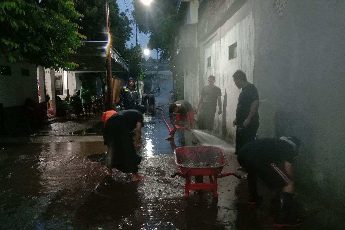 Warga Dukuh Mlangi, Kapanewon Gamping, Kabupaten Sleman, membersihkan material longsor di saluran air, Kamis (4/1/2024), 