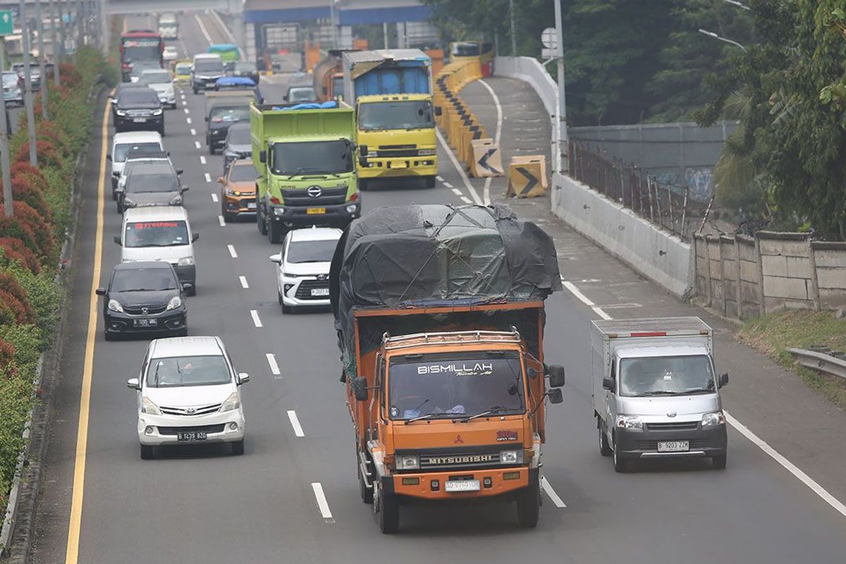Ilustrasi truk ODOL melintas di jalan tol