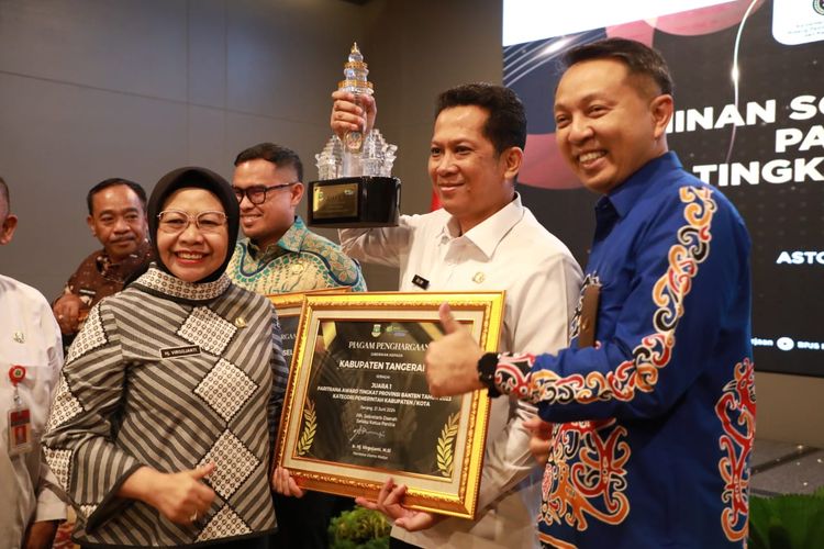 Penjabat (Pj) Bupati Tangerang Andi Ony menerima penghargaan jaminan sosial ketenagakerjaan (jamsostek) Paritrana Award Tingkat Provinsi Banten tahun 2023 di Hotel Aston Serang, Jumat (21/6/2024).