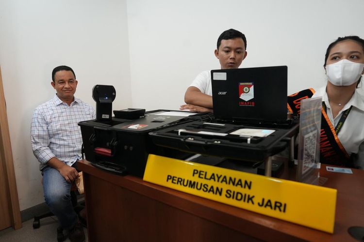 Bakal calon presiden (bacapres) Koalisi Perubahan untuk Persatuan Anies Baswedan saat mengurus SKCK di Gedung Tripatra Polri, Jakarta Selatan, Senin (25/9/2023).