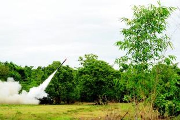 Peluncuran roket oleh LAPAN RI di Morotai, Rabu (18/12/2013).