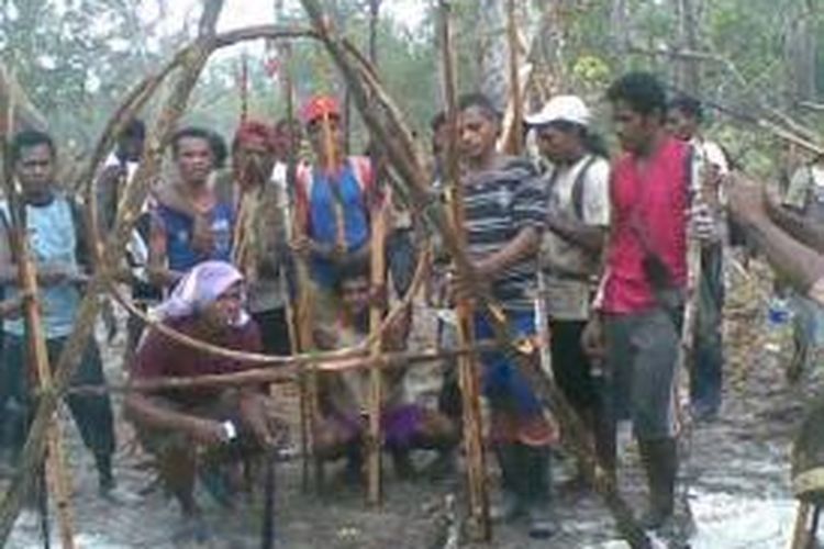 Warga adat Desa Salarem, Kecamatan Aru Selatan Timur, Kabupaten Kepulauan Aru, Maluku tampak membawa panah, parang dan tombak saat melakukan aksi sweeping di hutan-hutan desa mereka, Senin (4/11/2013). Hal ini dilakukan sebagai bentuk penolakan atas kehadiran perusahan perkebunan tebu, PT Menara Group di Aru.