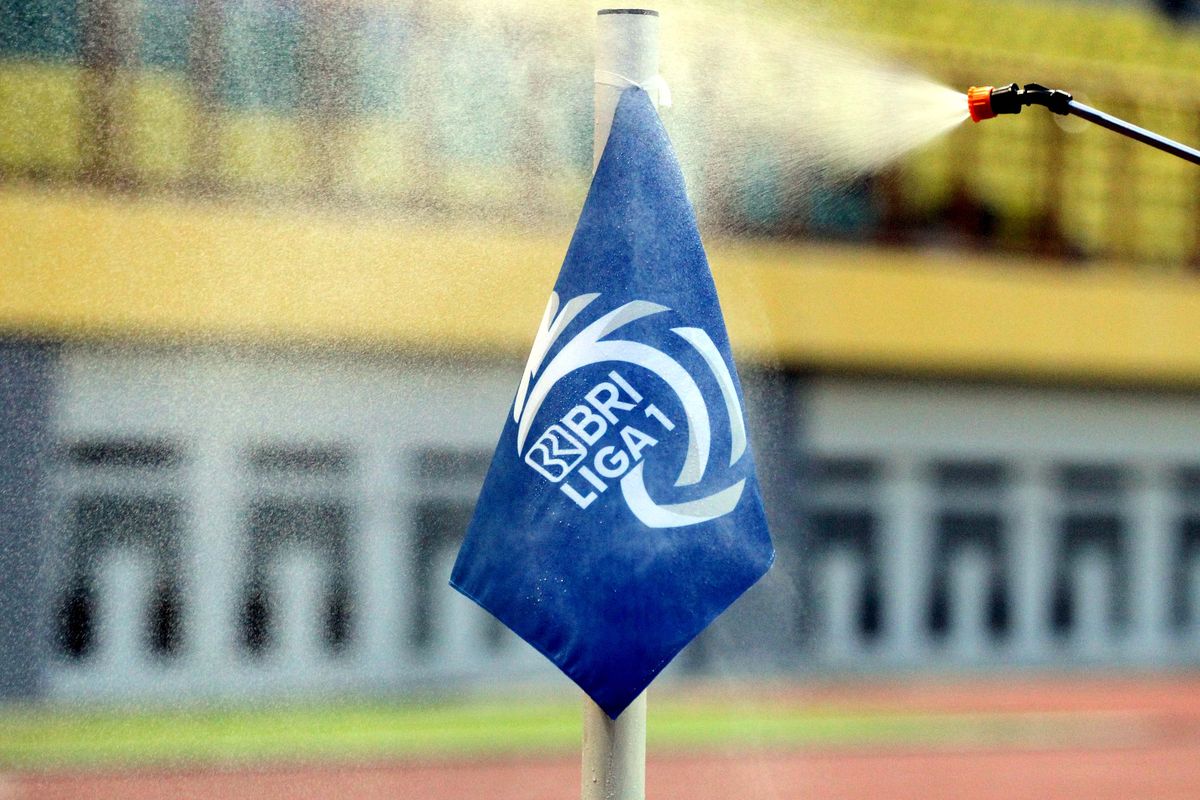 Bendera sepak pojok disemprot disinfektan setiap jeda pertandungan selama Liga 1 2021-2022.