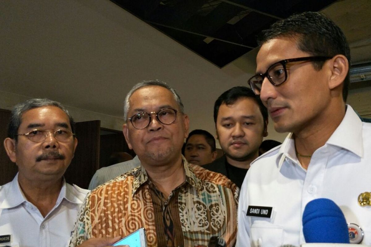 Wakil Gubernur DKI Jakarta Sandiaga Uno dan Kepala OJK Regional I DKI Jakarta-Banten Bambang Widjanarko di Jakarta Creative Hub, Rabu (7/2/2018). 