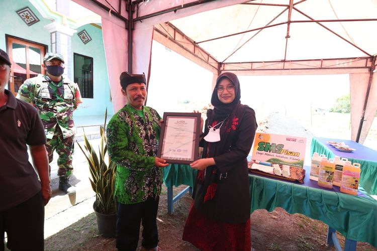 Bupati Banyuwangi Ipuk Fiestiandani bersama Ketua Kelompok Tani Sumber Urip, Saidi, saat menunjukkan sertifikat dari Lembaga Sertifikasi Organik Seloliman (Lesos)