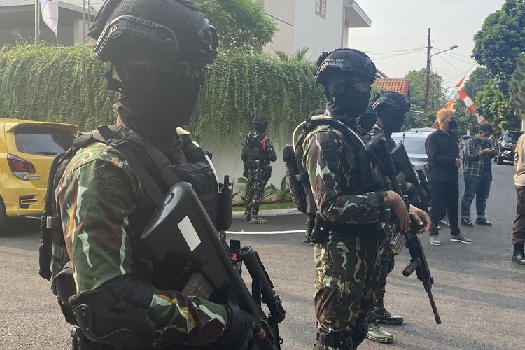 Sejumlah personel Korps Brimob berpakaian lengkap mendatangi kediaman mantan Kepala Divisi Profesi dan Pengamanan (Kadiv Propam) Polri Irjen Ferdy Sambo di Jalan Saguling, Duren Tiga, Pancoran, Jakarta Selatan, Selasa (9/8/2022).