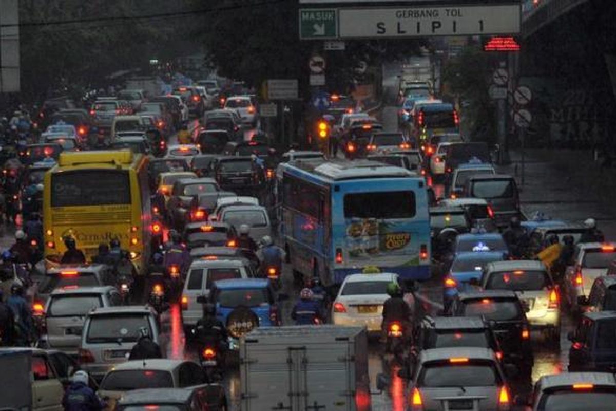 Kemacetan kendaraan dari arah Semanggi menuju ke Grogol saat jam pulang kerja di Jakarta, Rabu (13/2/2013). Kemacetan parah terjadi hampir setiap hari di Jakarta, namun hingga saat ini belum ada solusi yang efektif untuk mengurai kemacetan Jakarta. 

