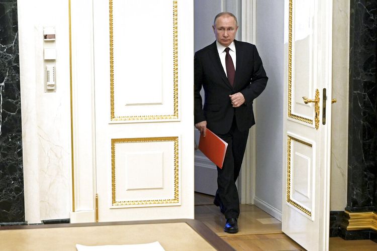 Presiden Rusia Vladimir Putin memasuki aula untuk memimpin pertemuan Dewan Keamanan di Moskow, Rusia, Jumat, 25 Februari 2022. 