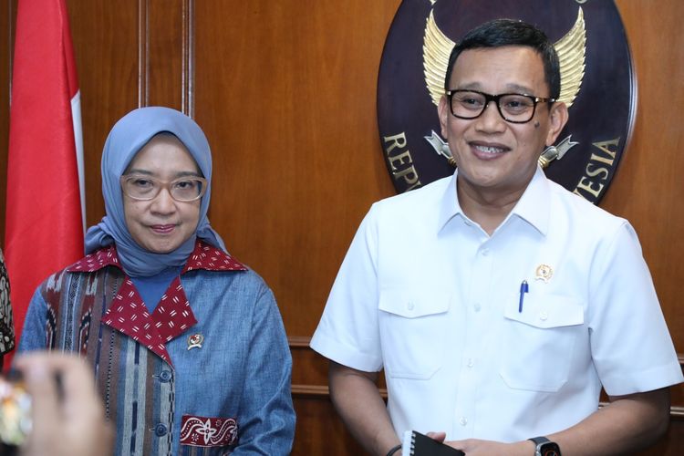 Menteri PANRB Rini Widyantini bersama Menteri P2MI/Kepala BP2MI Abdul Kadir Karding di Jakarta, Jumat (1/11/2024).