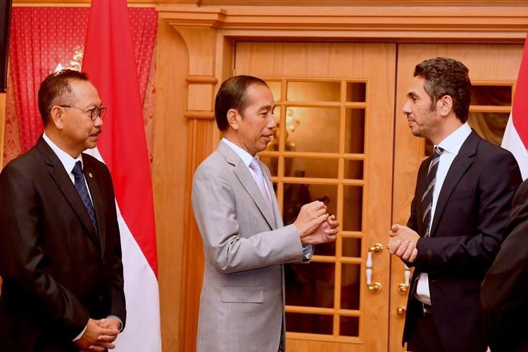 Presiden Joko Widodo mengajak sejumlah pengusaha Brunei Darussalam untuk berinvestasi dalam pembangunan Ibu Kota Nusantara (IKN) ketika mengadakan pertemuan dengan sejumlah pengusaha Brunei Darussalam yang tergabung dalam konsorsium investor di Assarraa Guest House, Bandar Seri Begawan, Brunei, Sabtu (13/1/2024).