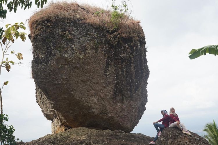 Watu Kendil di lereng Bukit Manoreh