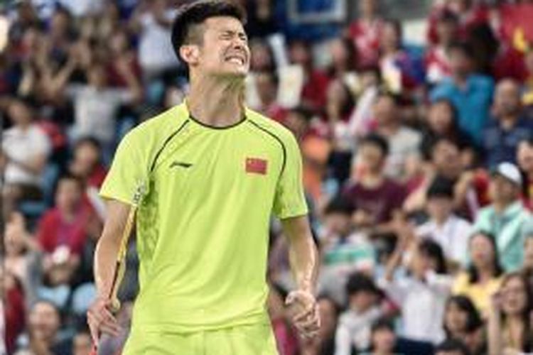 Pemain bulu tangkis tunggal putra Tiongkok, Chen Long, menggeram kesal ketika kehilangan poin saat menghadapi pemain Korea Selatan, Son Wan-ho, pada laga pertama final beregu putra Asian Games 2014 di Incheon, Korea Selatan, Selasa (23/9/2014).