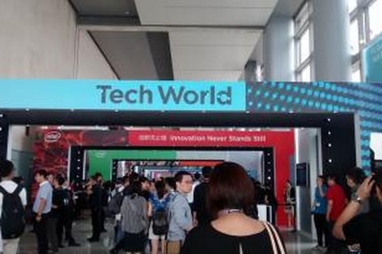 Para undangan memasuki arena Lenovo Tech World di Beijing, Kamis (28/5/2015).