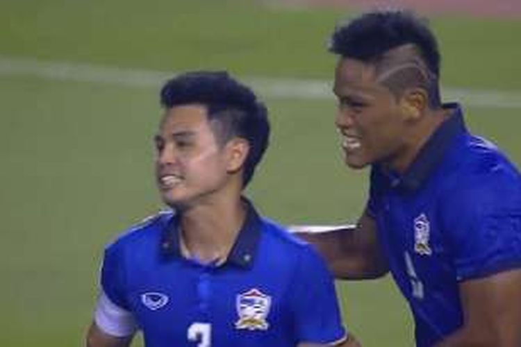 Bek Thailand, Theeratorn Bunmathan (kiri), merayakan gol ke gawang Myanmar pada laga semifinal leg kedua Piala AFF 2016, di Stadion Rajamangala, Kamis (8/12/2016).
