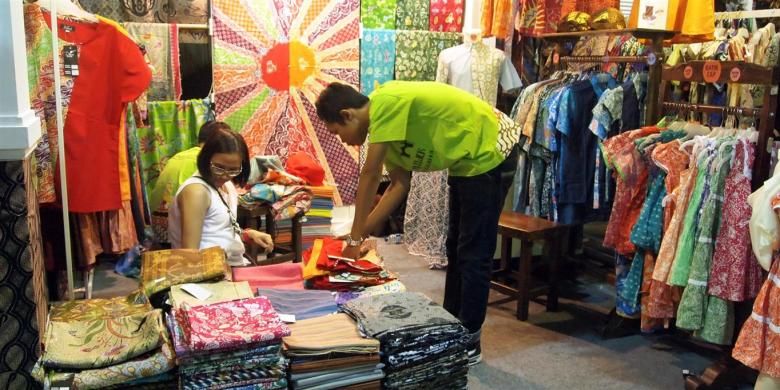 Pengunjung memilih batik dalam bazar batik Ngenteni Buka Ning Pasar Klewer La Piazza Kelapa Gading
