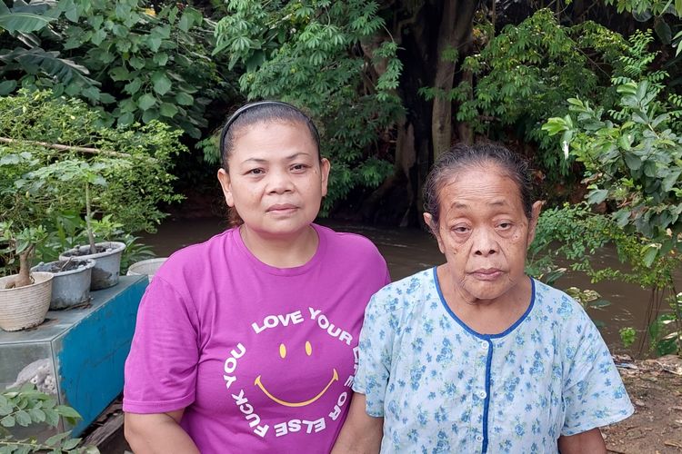 Lasinah (51) dan Murni (67) warga RT 07 RW 03 Srengseng, Kembangan, Jakarta Barat, yang sering menjadi korban luapan anak Kali Pesanggarahan.