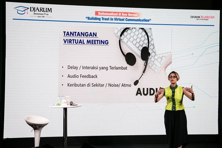 Tantangan utama masyarakat Indonesia dalam berkomunikasi virtual adalah jaringan internet yang tidak terlalu mumpuni.