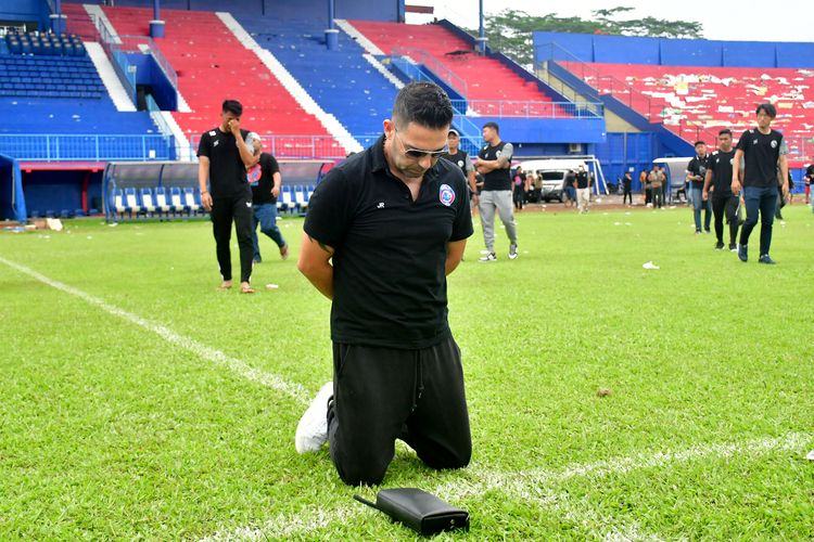 Pada Senin (3/10/2022) siang, pelatih Arema FC, Javier Roca, berdoa untuk korban tragedi Kanjuruhan yang terjadi pada pekan 11 Liga 1 2022-2023 usai laga Arema vs Persebaya Surabaya di Stadion Kanjuruhan, Sabtu (1/10/2022) silam. 