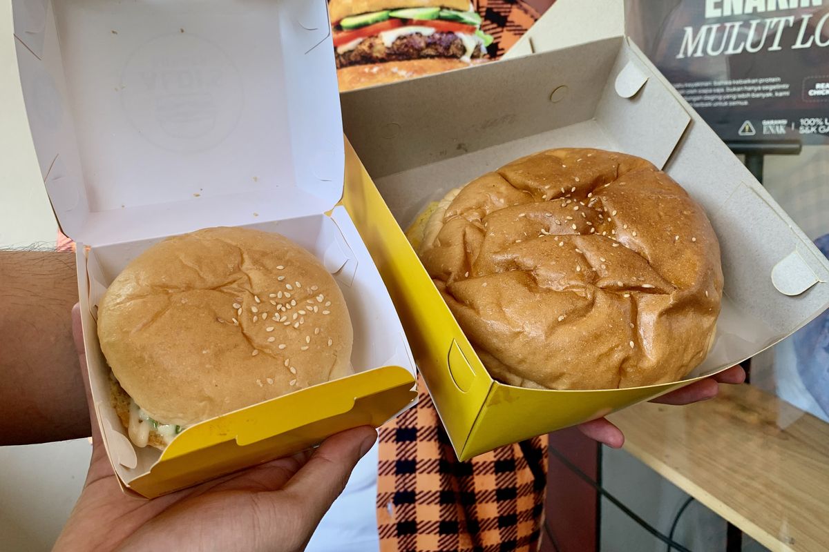 Perbandingan burger biasa dan burger jumbo Gallagher Aldi's Burger milik Aldi Taher, Rabu (11/3/2026).