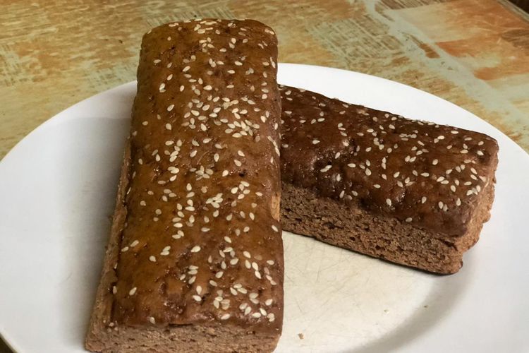 Roti gambang merupakan roti khas Jakarta dan Semarang yang mampu membangkitkan kenangan nostalgia, Jumat (18/10/2019).