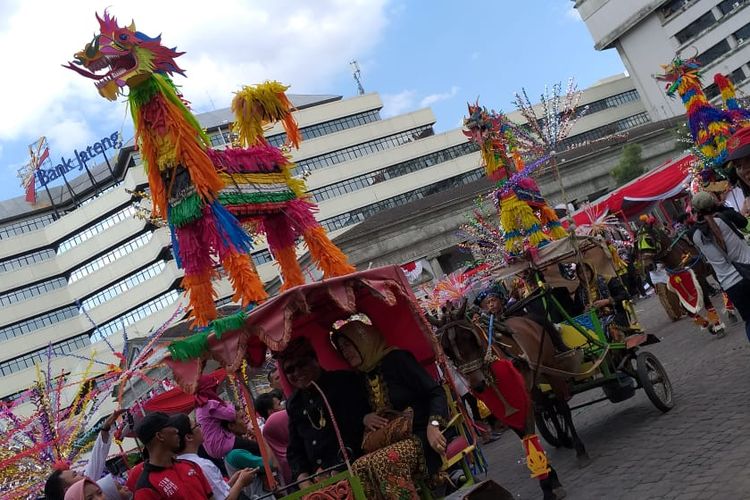 Simbol Warak Ngendok diarak dalam dalam kegiatan Dugderan menjelang bulan Ramadhan di Kota Semarang, Sabtu (4/5/2019)