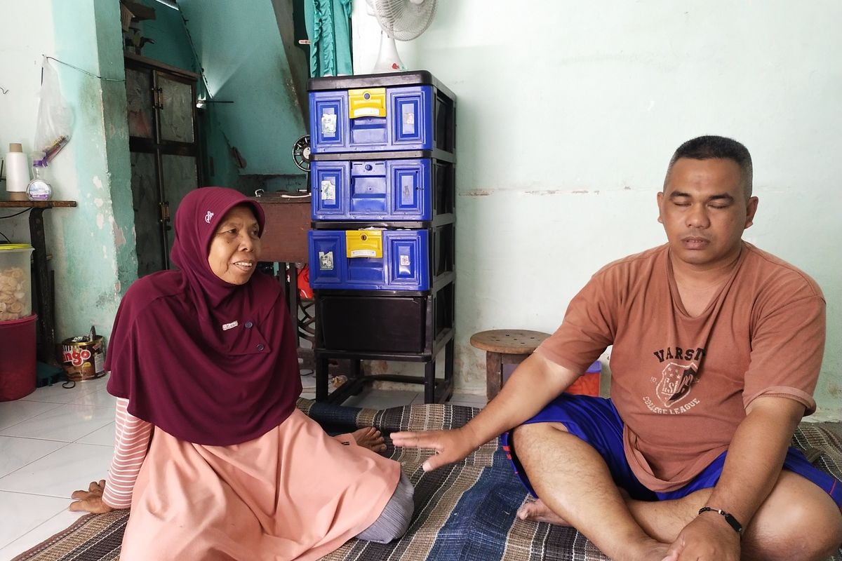 Dedik Hainul Akbar dan Ibu mertuanya Suhartatik selaku keluarga almarhum Arif Rifki Al-Masih pelajar yang tewas saat ujian Silat Di Sidoarjo.