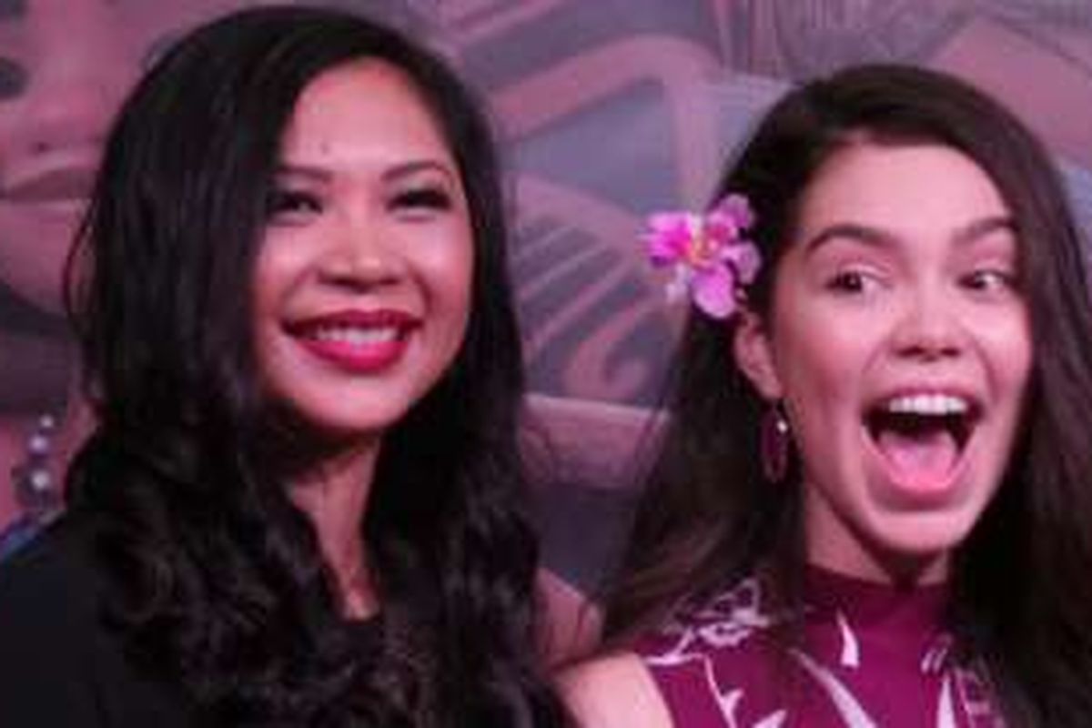 Desainer animasi Griselda Sastrawinata (kiri) berfoto bersama pengisi suara karakter animasi Moana, Auli'i Cravalho, usai jumpa pers film Moana di Marina Bay Sands Convention Center, Singapura, Selasa (8/11/2016).