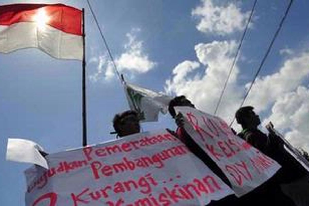 Pengunjuk rasa dari Kesatuan Aksi Mahasiswa Muslim Indonesia menggelar aksi di Bundaran UGM, Yogyakarta, Rabu (20/10/2010). Aksi tersebut untuk mengkritik pemerintahan Presiden Susilo Bambang Yudhoyono yang telah berjalan setahun namun dinilai belum berhasil menyelesaikan berbagai permasalahan yang dihadapi bangsa Indonesia. 