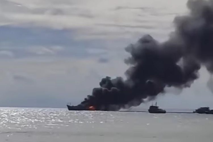 Tangkapan layar video kebakaran kapal motor di Perairan Desa Pengambengan, Kecamatan Negara, Kabupaten Jembrana, Provinsi Bali. 