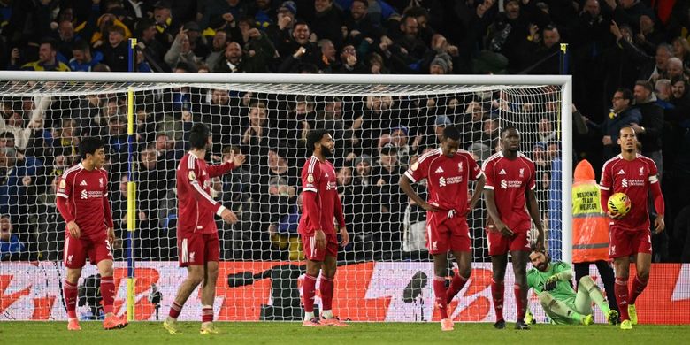 Ekspresi para pemain Liverpool setelah kebobolan gol ketiga dalam pertandingan sepak bola Liga Inggris antara Leeds United vs Liverpool di Elland Road di Leeds, Inggris utara pada 6 Desember 2025. (Foto oleh Oli SCARFF / AFP)