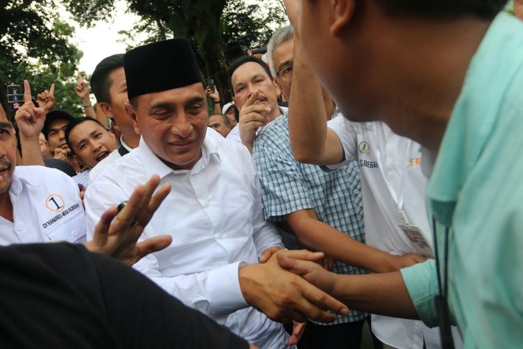 Calon Gubernur Sumatera Utara Edy Rahmayadi (kedua kiri) menyalami pendukungnya saat akan memberi keterangan tentang hasil hitung cepat Pilgub Sumut, di Medan, Sumatera Utara, Rabu (27/6/2018). 