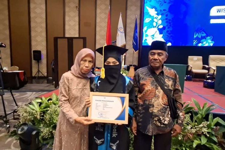 Cerita Tiara, Anak Satpam Karawang Raih IPK 3,93 dan Jadi Sarjana Pertama di Keluarga