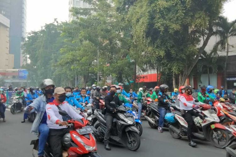 Aksi buruh memadati ruas jalan Tunjungan menuju Jalan Gubernur Suryo Surabaya Selasa (30/11/2021).