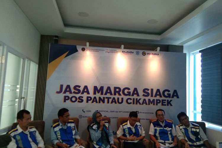 Operation Management Group Head Jasa Marga Fitri Wiyanti saat konferensi pers evaluasi arus mudik dan prediksi arus balik Natal 2019 di Pos Pantau Jasa Marga Gerbang Tol Cikampek Utama, Selasa (24/12/2109).