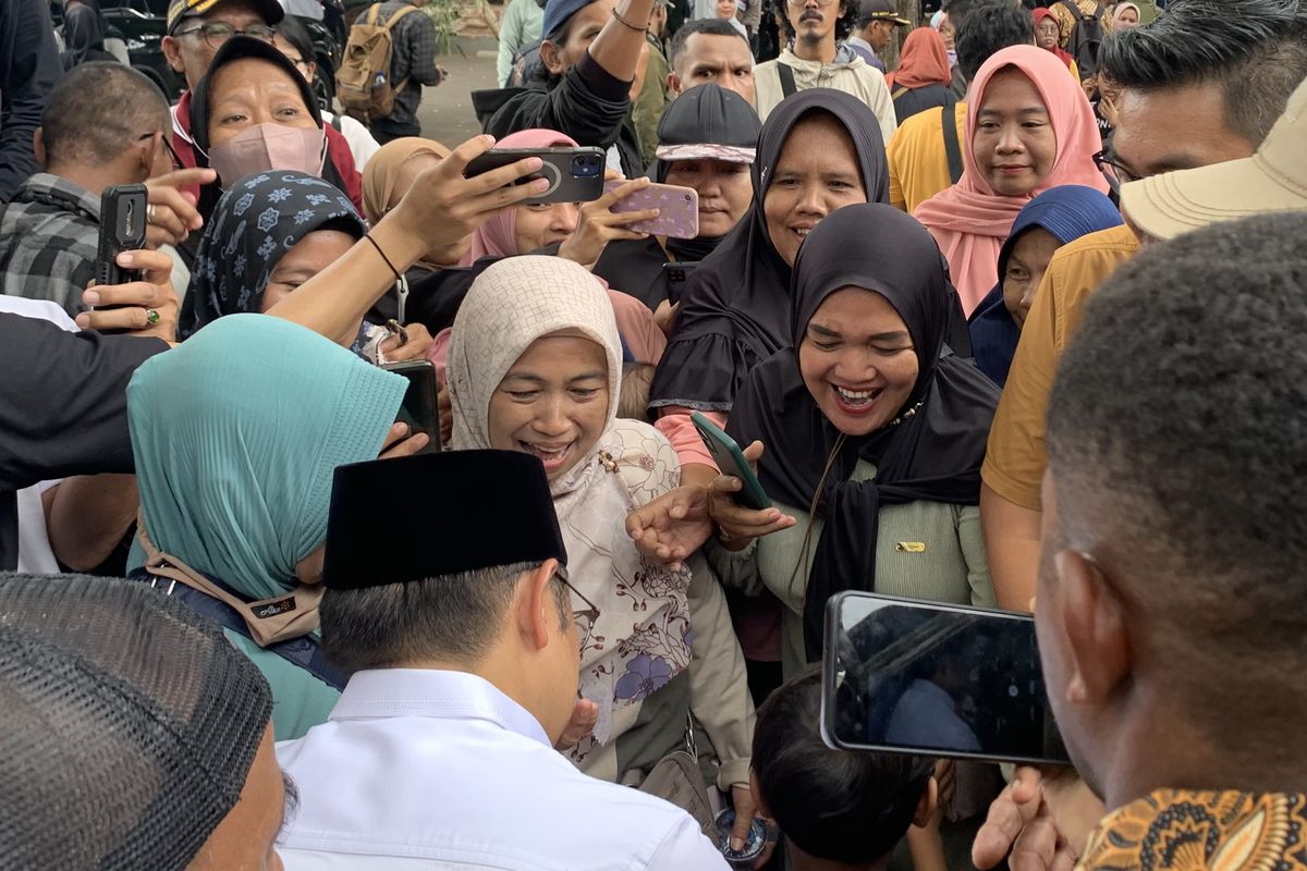 Ibu-ibu bahagia bisa berjabat tangan dan foto bersama dengan calon wakil presiden nomor urut 1, Muhaimin Iskandar di Gedung Joang 45, Tambun Selatan, Kabupaten Bekasi, Senin (18/12/2023).