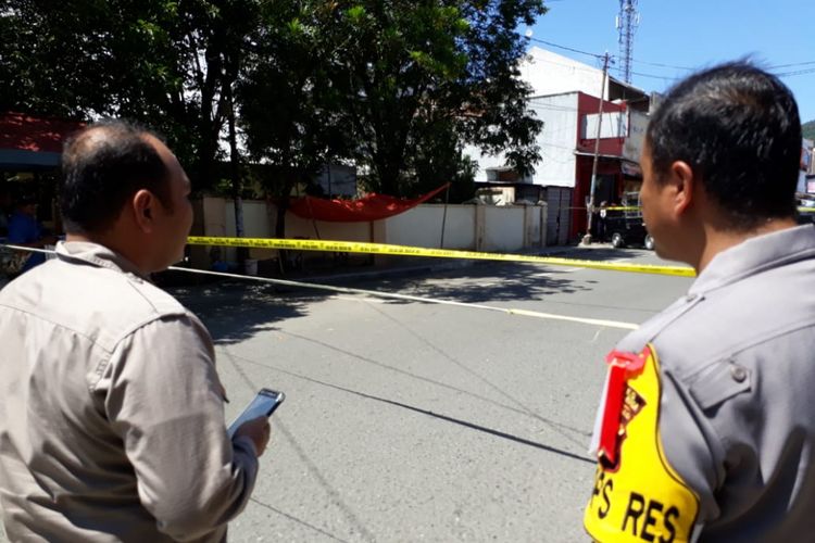 Sebuah benda dibungkus tas plastik hitam berada di pinggir jalan pusat perbelanjaan Kota Gorontalo. Polisi masih menunggu tim Jihandak untuk memeriksanya, Selasa (15/5/2018). 