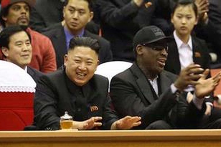 Mantan bintang NBA Dennis Rodman dan pemimpin Korea Utara Kim Jong-Un bersorak saat menyaksikan laga basket ekshibisi di Pyongyang.