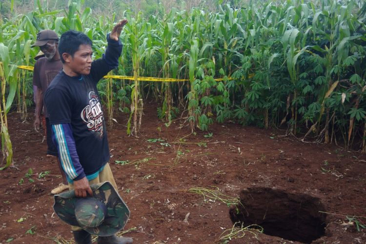 Sujoko warga Padukuhan Dadapan, Desa Petir, Kecamatan Rongkop, Gunungkidul, menyaksikan Fenomena Sinkhole di Ladangnya Jumat (1/2/2019) 