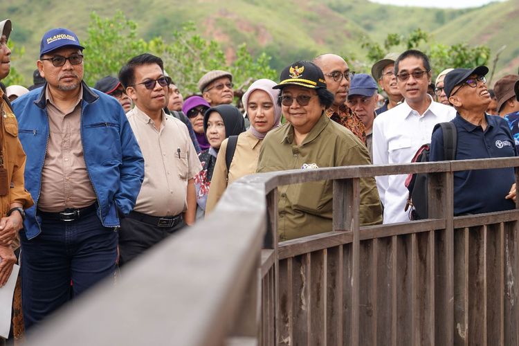 Menteri Lingkungan Hidup dan Kehutanan (LHK) Siti Nurbaya, meresmikan pemanfaatan sarana prasarana wisata alam Loh Buaya, Pulau Rinca, Taman Nasional Komodo, Kabupaten Manggarai Barat, Nusa Tenggara Timur (NTT), Kamis (2/2/2023)