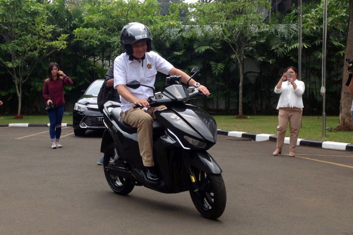 Menteri ESDM Ignasius Jonan menjajal kebolehan calon skuter listrin nasional Gesits di kantor ESDM, Jakarta, Kamis (19/10/2017).